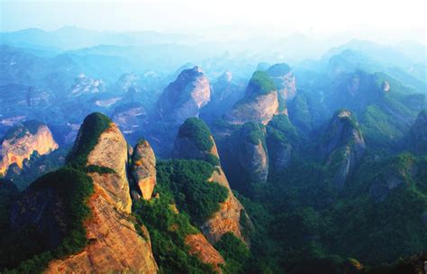 ¡Descubre la majestuosidad ancestral de las Cuevas Danxia en Shaoguan!