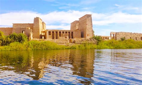 El Templo de Isis en Philae: Una joya arquitectónica que desafía el tiempo y las aguas!