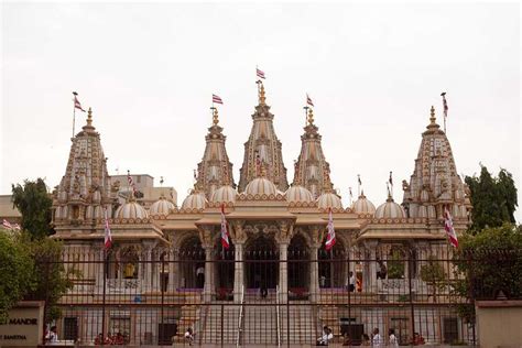  ¡El Templo de la Paz: Un Santuario Tranquilo en Medio del Bullicio de Ahmedabad!